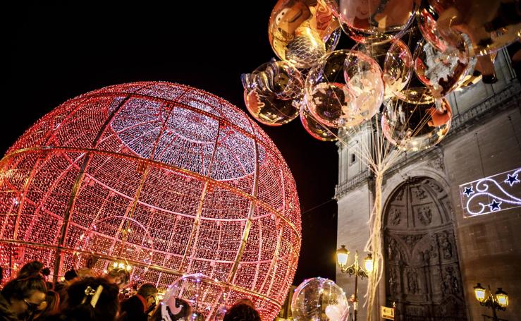 La bola de la Navidad ya luce en Logroño