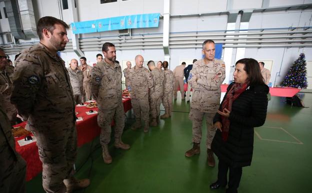 Margarita Robles felicita la Navidad a los militares españoles que combaten el tráfico de personas en el Mediterráneo