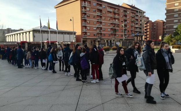 Cientos de alumnos de la privada piden información del traslado a la pública tras el fin del 'cheque Bachillerato'