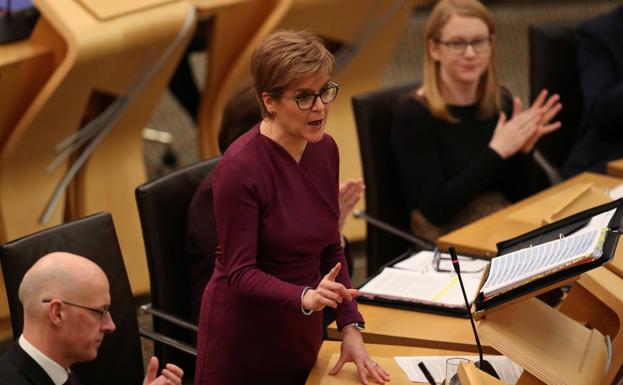 Sturgeon emplaza a Johnson a acordar un referéndum en 2020