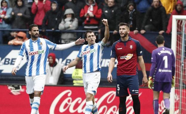 La Real salva una victoria que peligró en un partido loco