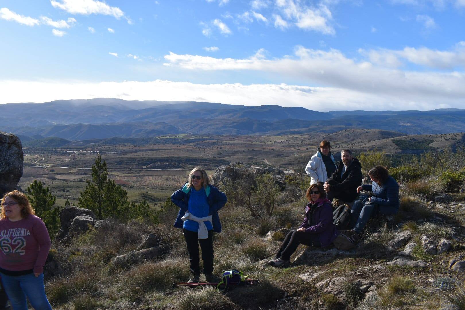 Los vecinos de Villarroya suben a Gatún a colocar el Belén