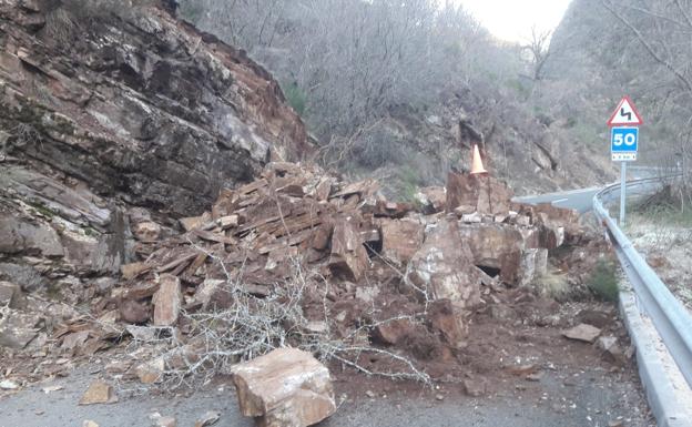 Habilitado un carril en la LR-333 tras el desprendimiento entre las dos Viniegras