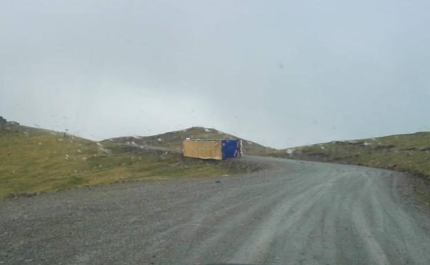 Un camión perdido y tumbado en lo más alto de La Rioja
