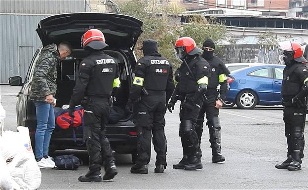 Aparece una pareja muerta en un coche en Guipúzcoa sin aparentes signos de violencia