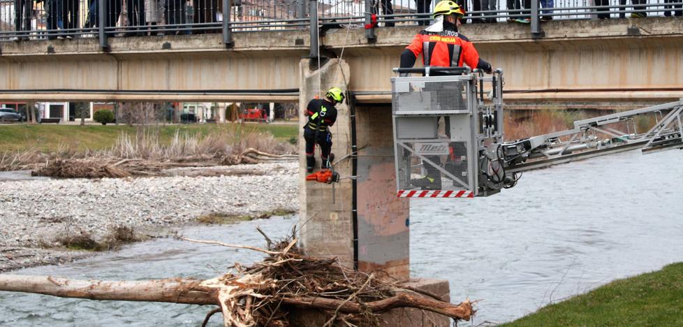 Retirada de un árbol cruzado en la pasarela de Nájera