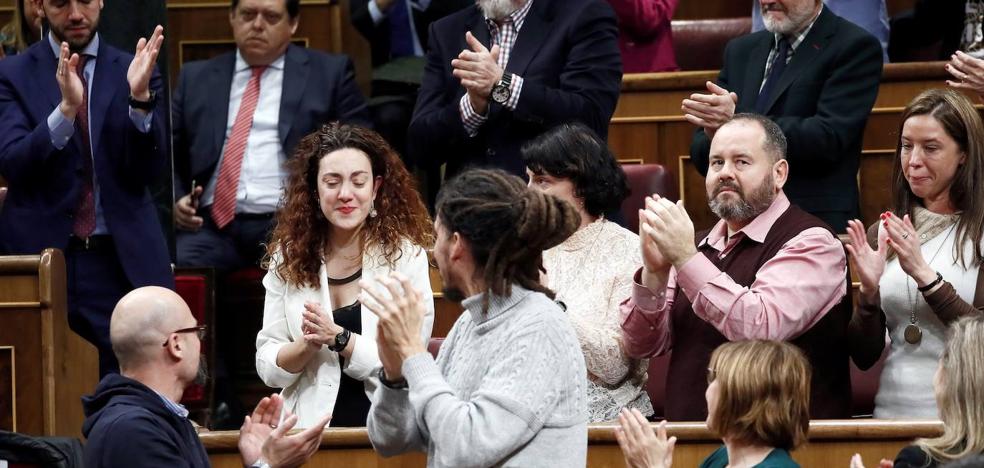 Los mejores vídeos: El homenaje a una diputada enferma