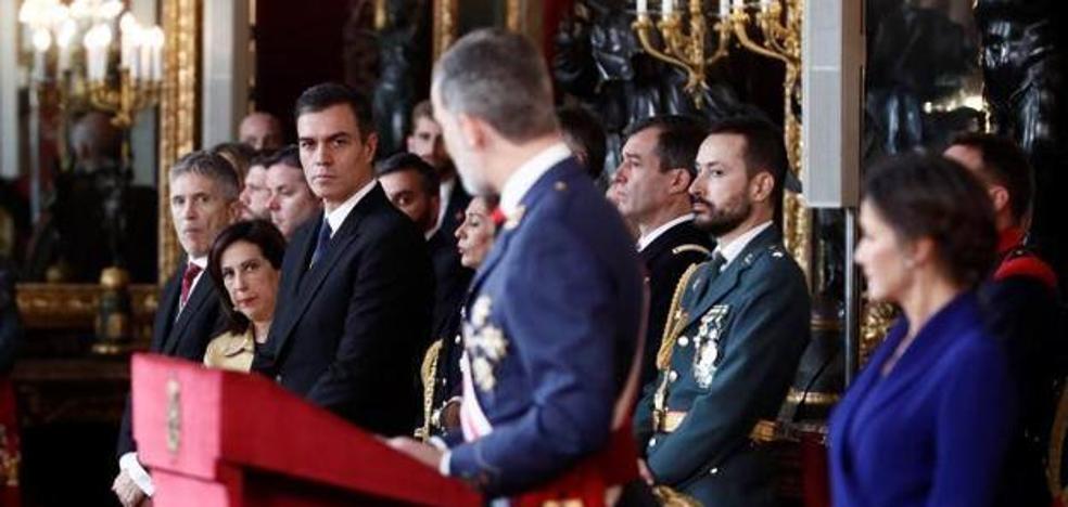 El Rey destaca ante Sánchez el compromiso del Ejército con «España y la Constitución»