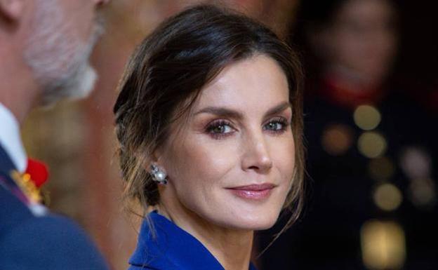 El recogido 'messy' de Letizia, el peinado de invitada perfecto