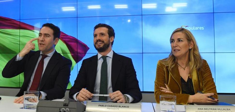 Casado promete ante sus barones un PP sin «estridencias» que seduzca al centro