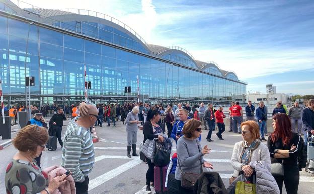 Un incendio afecta a la cubierta del aeropuerto de Alicante