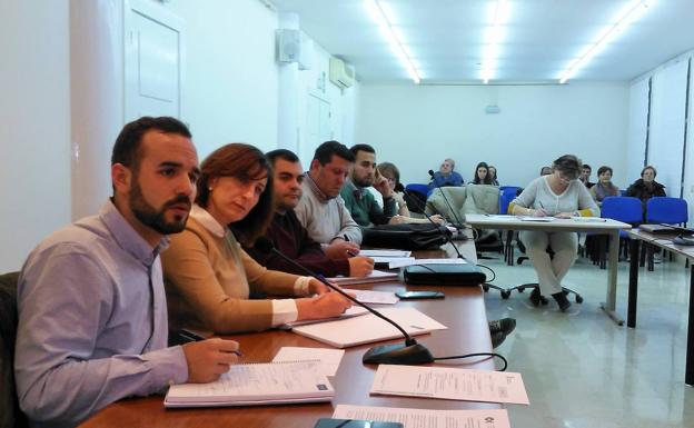 El baldeo de las calles enciende el pleno de Villamediana