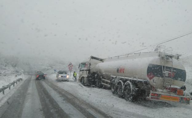 La nieve deja en La Rioja cortes de tráfico, salidas de vía y vehículos atascados