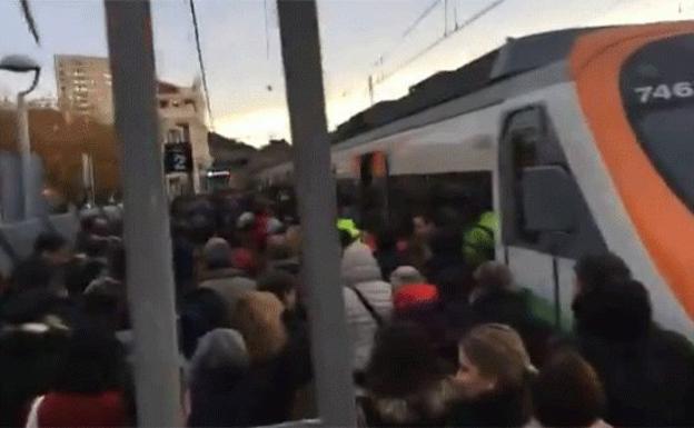 Un maquinista hace bajar a todos los viajeros de tren tras cumplir su jornada