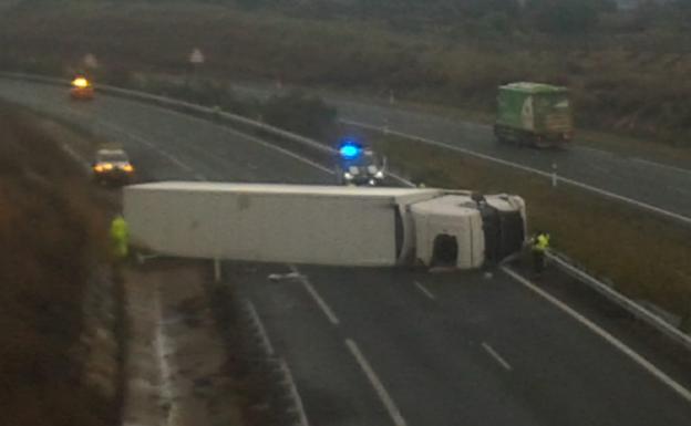 Restablecida la circulación en la autovía del Camino tras el vuelco de un camión este jueves