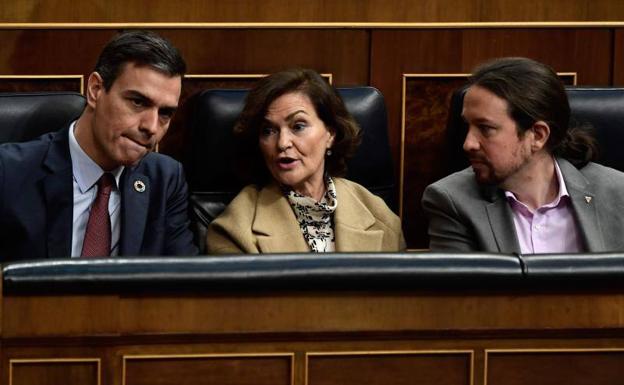 Los ministros de Unidas Podemos aplauden al Rey, sus diputados no