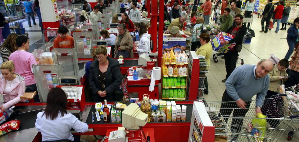 Las familias gastan un 1% más en la cesta de la compra, pese a consumir menos