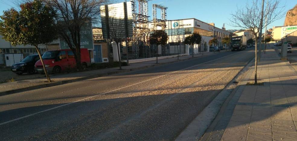 Un camión pierde grava en la entrada de Arnedo