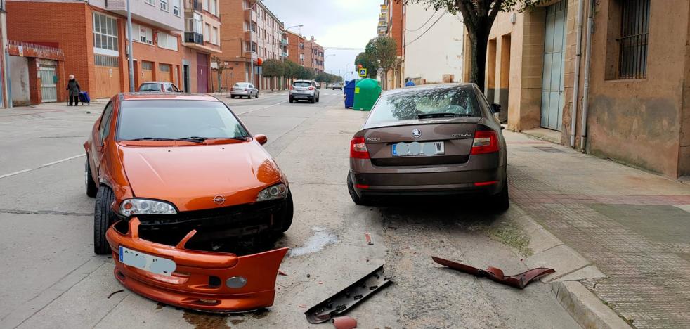 Un vehículo embiste a otro aparcado en la calle Alfonso Peña de Santo Domingo