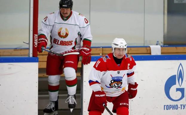 Putin y Lukashenko miden fuerzas sobre el hielo en un partido de hockey