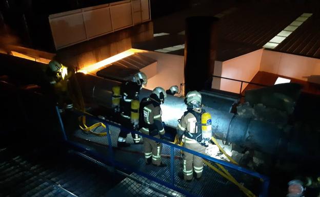 Un incendio afecta al tejado y las tuberías de una fábrica de Oyón