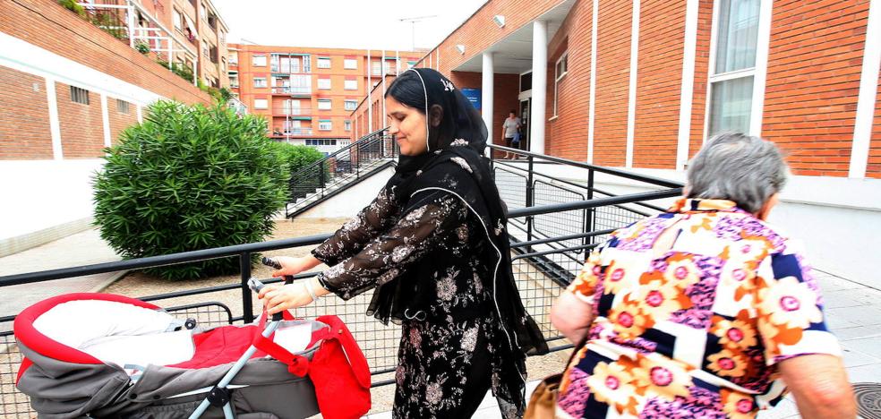 La inmigración contiene el vacío de población en medio centenar de municipios riojanos