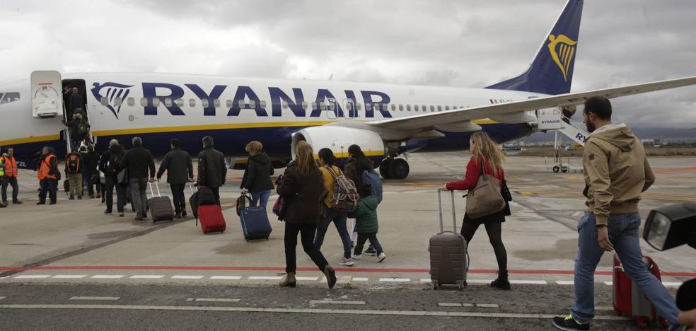 Los españoles prefieren viajar en avión que en tren dentro del país