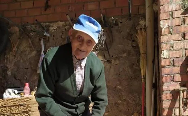 Candelas, el 'youtuber' centenario que enseña a fabricar escobas  