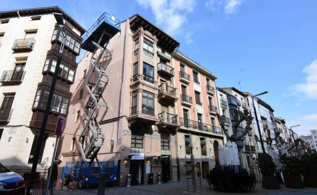 La artista Andrea Btoy inicia el mural en homenaje a María de la O Lejárraga