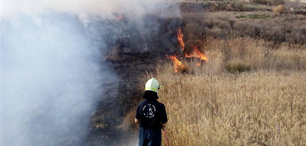 Cuatro incendios sin heridos en tres fincas agrícolas y un pabellón abandonado