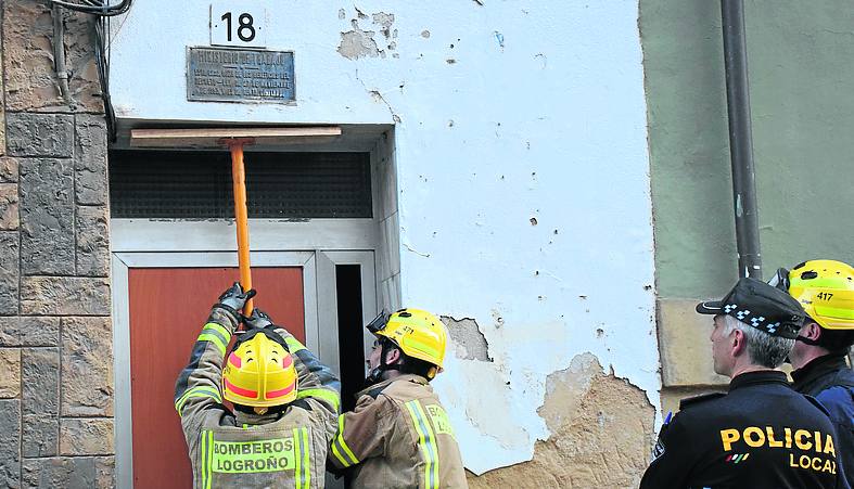 Desalojan y clausuran un edificio en Doce Ligero por un desprendimiento en la escalera