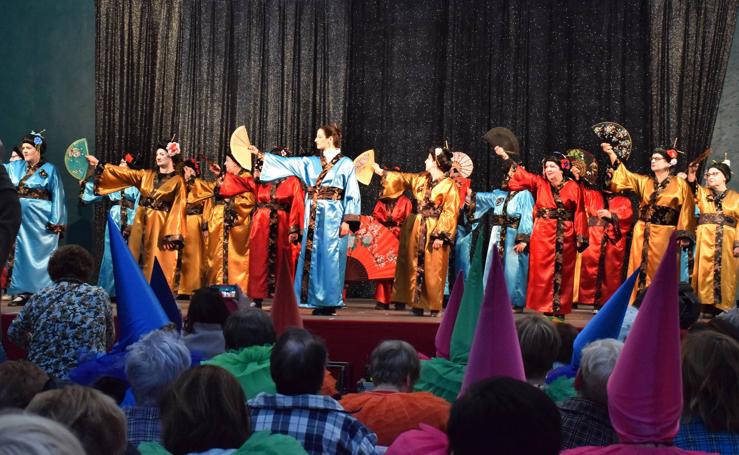 Los mayores festejan el Carnaval en el polideportivo de Las Gaunas