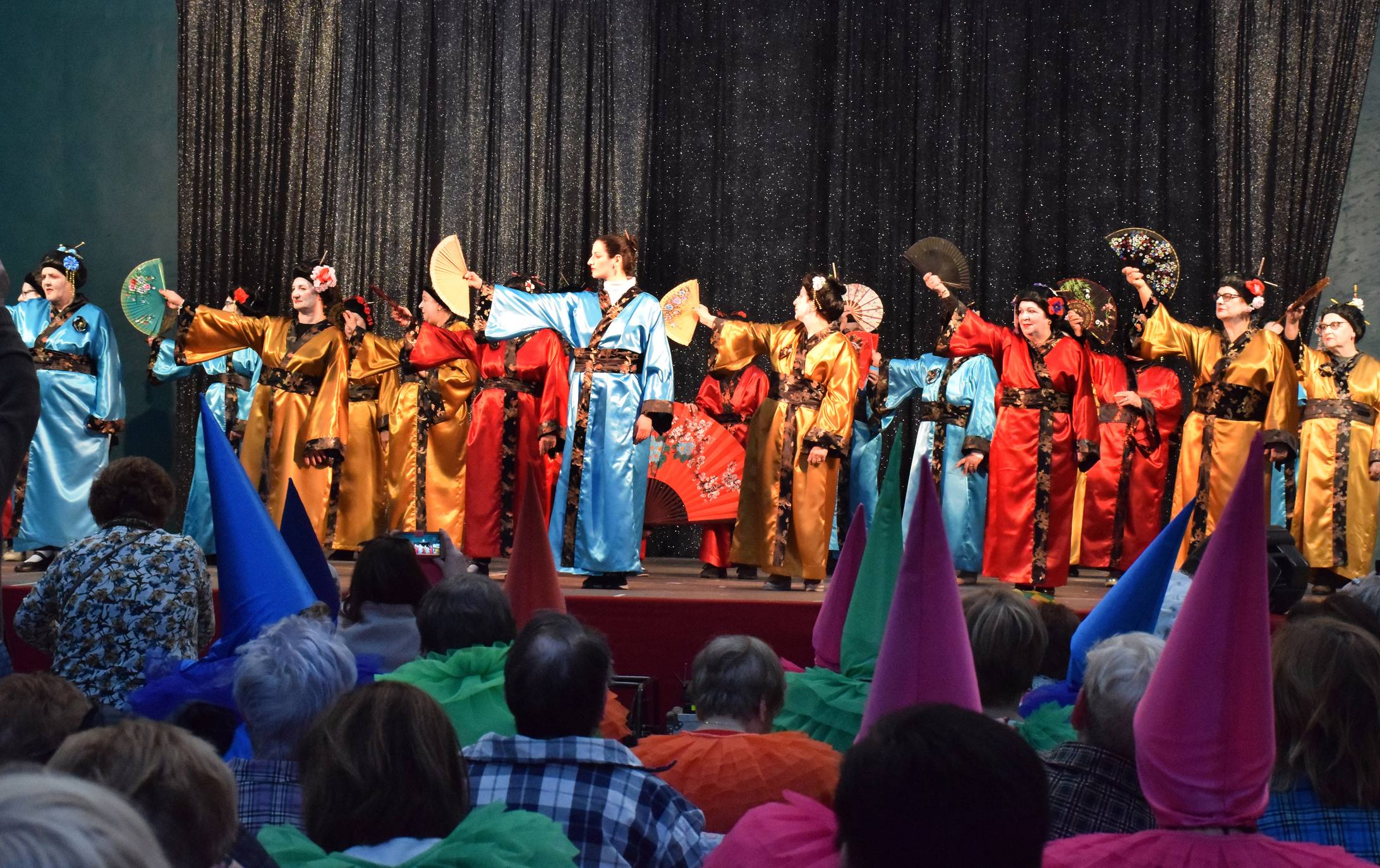 Los mayores festejan el Carnaval en el polideportivo de Las Gaunas