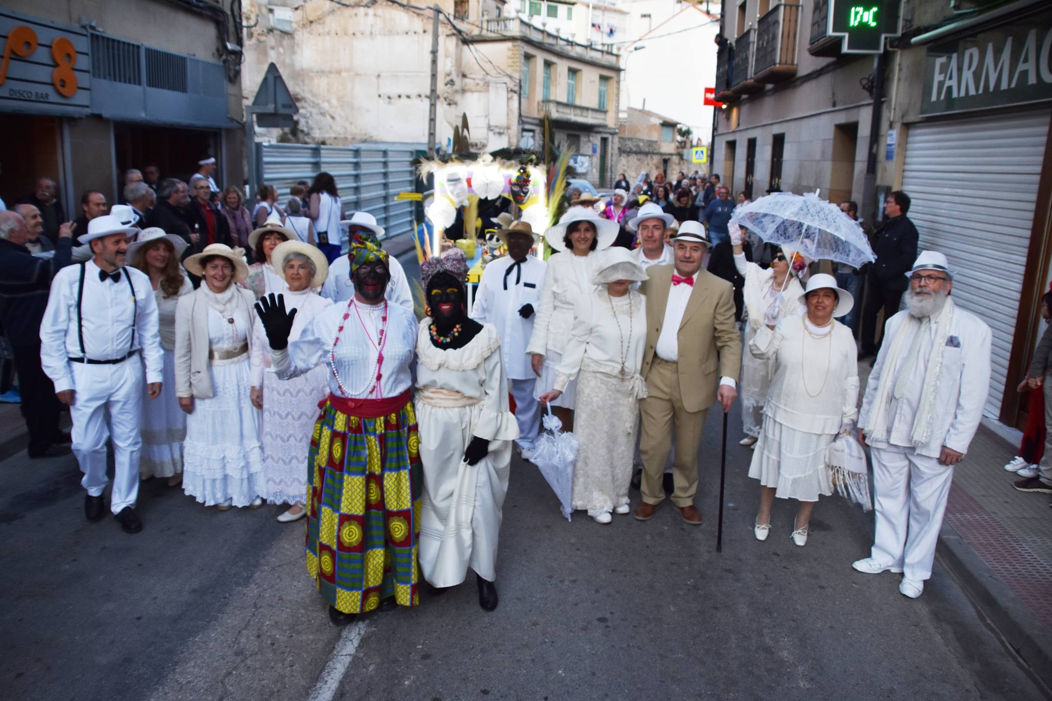 Más de treinta carrozas y grupos llenan de color Cervera