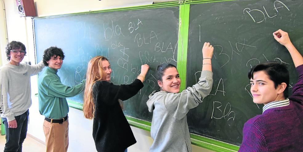 Jóvenes con sobrados argumentos