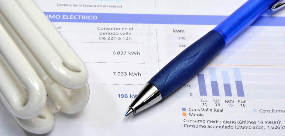 Un millón de clientes cambian de eléctrica al año en un proceso con algunos trámites cuestionables