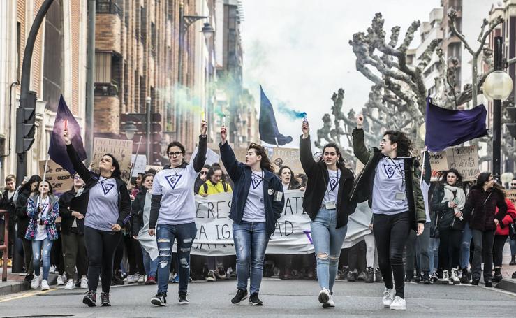 8M: Cientos de estudiantes se manifiestan para reinvidicar la igualdad en la educación