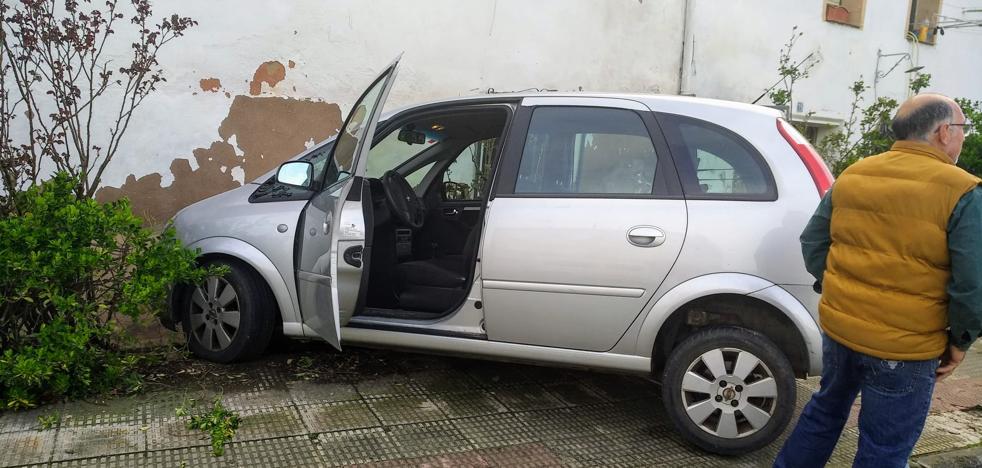 Accidente de un coche contra una casa en Santo Domingo