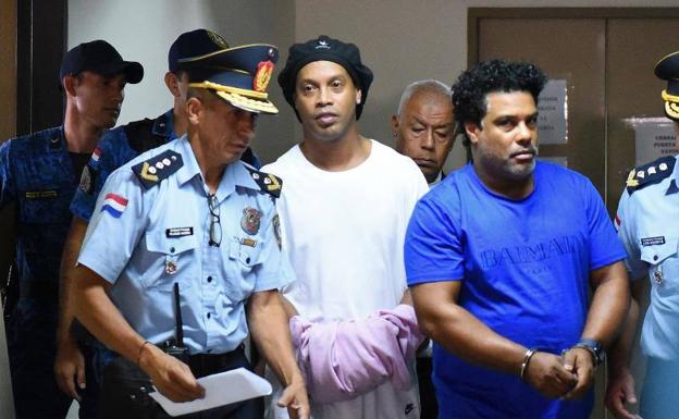 Una jueza decreta prisión preventiva para Ronaldinho en Paraguay