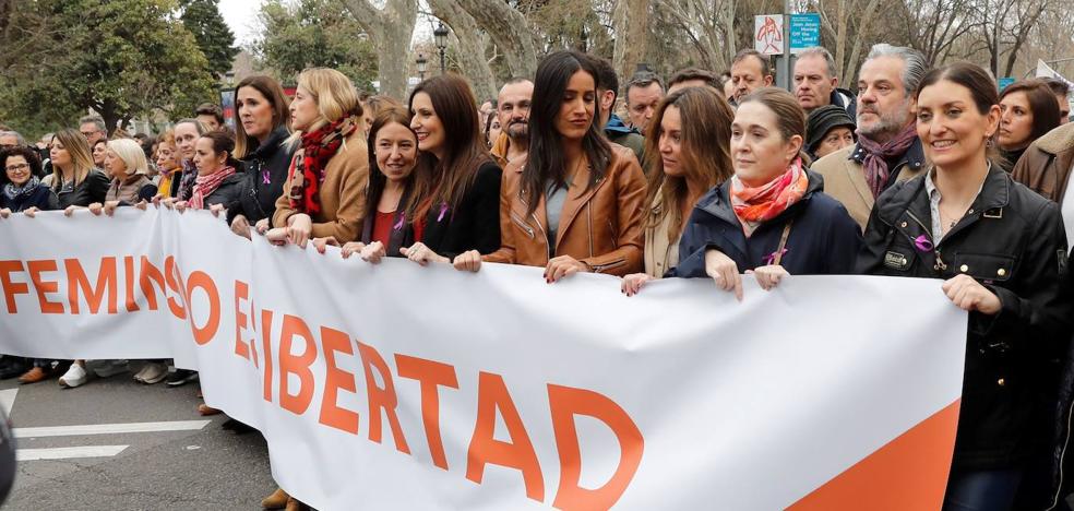 Increpan a Villacís y a otros miembros de Cs en la manifestación de Madrid