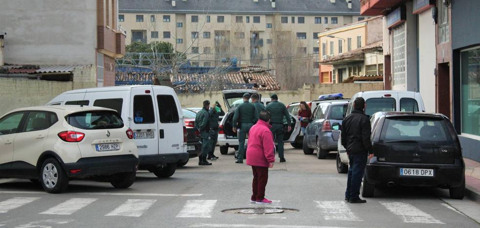 La Guardia Civil notifica el aislamiento por el COVID-19 a un vecino de Nájera