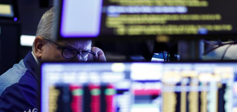 El Ibex-35 no remonta tras el 'lunes negro' y cierra con un recorte de más del 3%