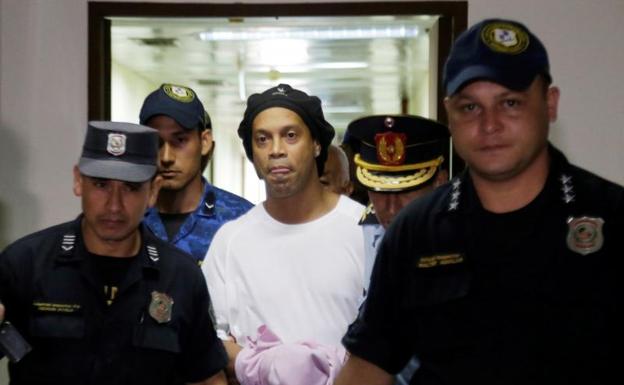 Ronaldinho seguirá en prisión preventiva