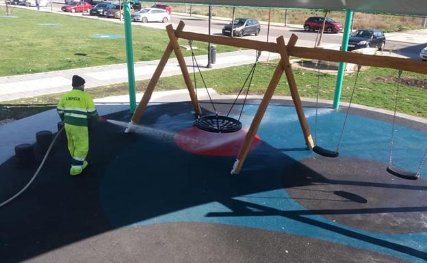 Se desinfectan y precintan los parques de Haro