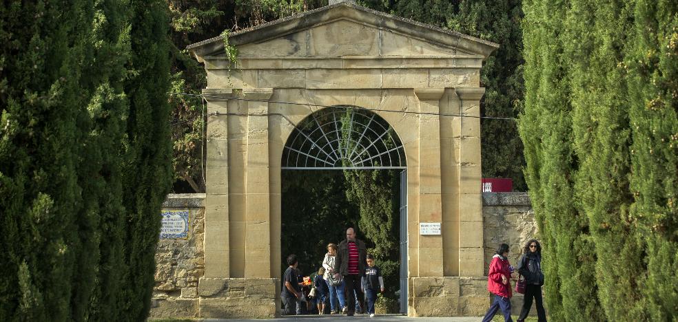 El cementerio de Logroño cierra sus puertas a las visitas y sólo permite el acceso de 10 personas por entierro