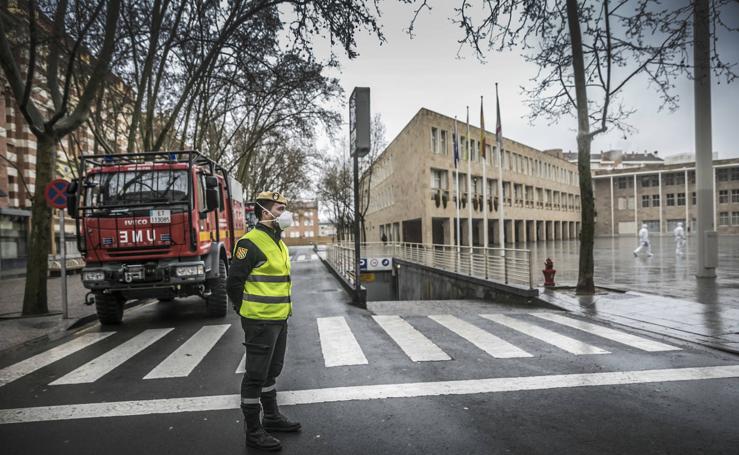 Los efectivos del la UME desinfectan calles y espacios públicos en Logroño