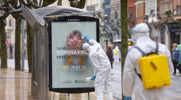 Los efectivos de la UME desinfectan calles y espacios públicos en Haro y Logroño