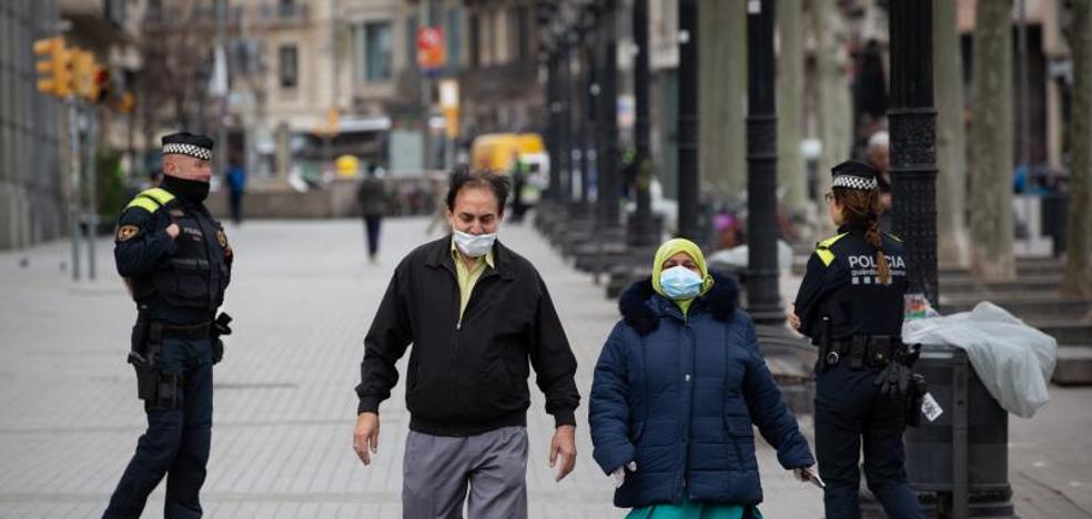 Sanidad enfría las expectativas de una pronta vacuna mientras la epidemia se dispara con más de 2.500 casos en un día