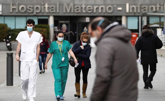 Los hospitales de Madrid comienzan a quedarse sin mascarillas ni batas