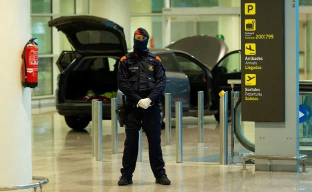 Dos detenidos por empotrar un coche en la terminal del aeropuerto Prat